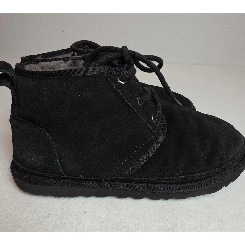UGG Neumel Black Suede Lace Up Chukka Boots Mens 9 3236 Sheepskin Lined